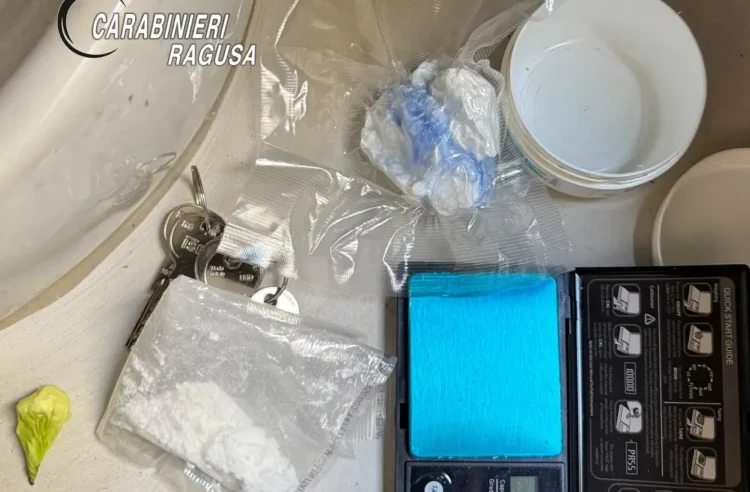 Cocaina in bustine, bilancino di precisione e materiale da confezionamento sequestrati dai Carabinieri di Ragusa