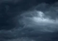 Cielo coperto da nuvole temporalesche scure con un'apertura luminosa al centro, durante il temporale pomeridiano del 4 agosto