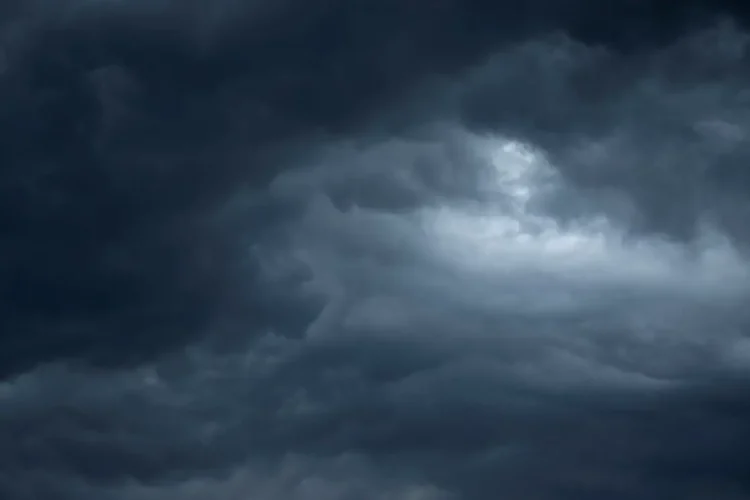 Cielo coperto da nuvole temporalesche scure con un'apertura luminosa al centro, durante il temporale pomeridiano del 4 agosto