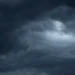 Cielo coperto da nuvole temporalesche scure con un'apertura luminosa al centro, durante il temporale pomeridiano del 4 agosto