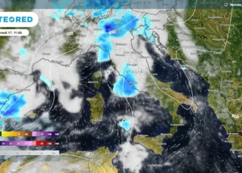 Mappa satellitare Meteored con nuvolosità e precipitazioni su Italia ed Europa