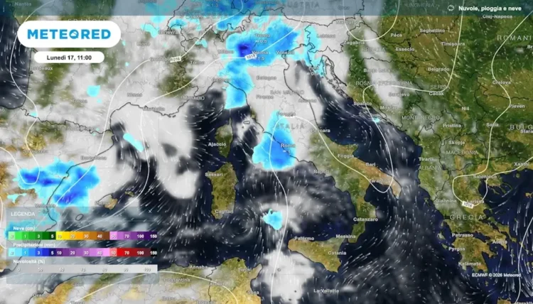 Mappa satellitare Meteored con nuvolosità e precipitazioni su Italia ed Europa
