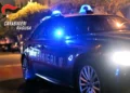 Auto dei Carabinieri con i lampeggianti blu accesi durante un intervento notturno