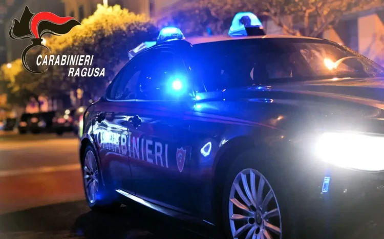 Auto dei Carabinieri con i lampeggianti blu accesi durante un intervento notturno