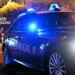 Auto dei Carabinieri con i lampeggianti blu accesi durante un intervento notturno