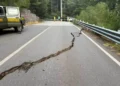 Profonda crepa attraversa la carreggiata, con mezzi del Corpo Forestale e persone sul posto