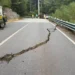 Profonda crepa attraversa la carreggiata, con mezzi del Corpo Forestale e persone sul posto