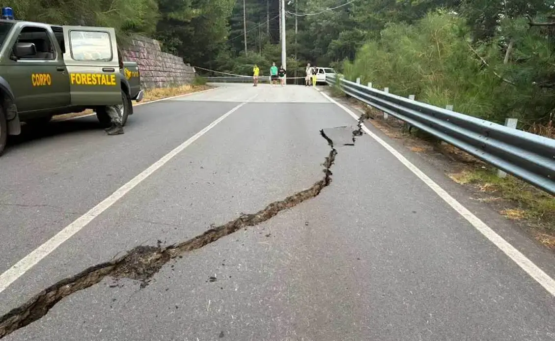 Profonda crepa attraversa la carreggiata, con mezzi del Corpo Forestale e persone sul posto