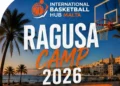 Locandina dell'International Tournament and Camp Ragusa 2026 con canestro, palme e skyline costiero al tramonto