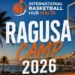 Locandina dell'International Tournament and Camp Ragusa 2026 con canestro, palme e skyline costiero al tramonto