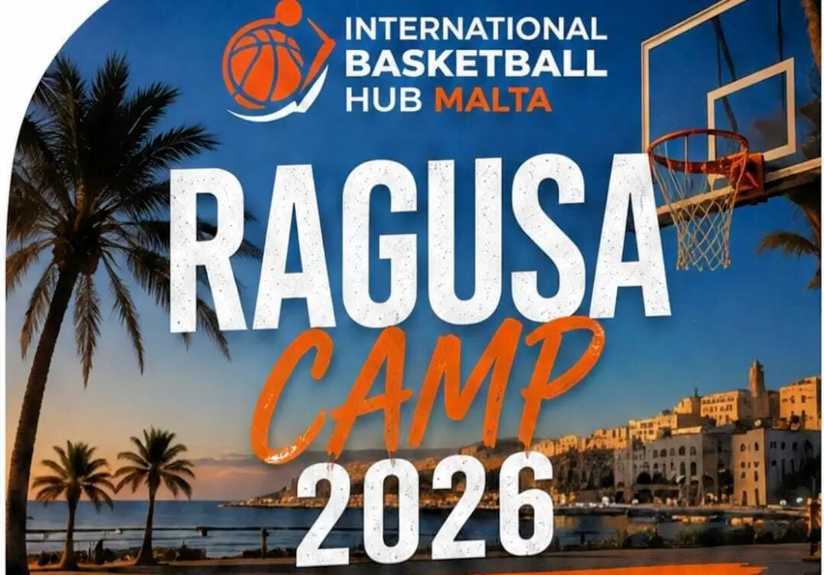 Locandina dell'International Tournament and Camp Ragusa 2026 con canestro, palme e skyline costiero al tramonto