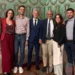Delegazione di giovani e rappresentanti istituzionali in una sala comunale
