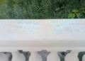 Balaustra in pietra dei Giardini Iblei di Ragusa con schemi del gioco del tris disegnati con un pennarello azzurro