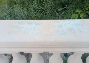 Balaustra in pietra dei Giardini Iblei di Ragusa con schemi del gioco del tris disegnati con un pennarello azzurro
