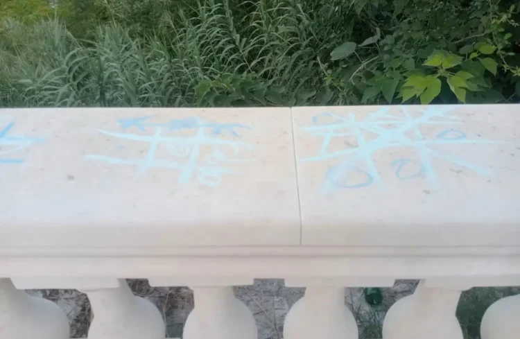 Balaustra in pietra dei Giardini Iblei di Ragusa con schemi del gioco del tris disegnati con un pennarello azzurro