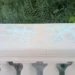 Balaustra in pietra dei Giardini Iblei di Ragusa con schemi del gioco del tris disegnati con un pennarello azzurro