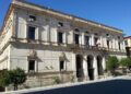 Palazzo del Municipio di Ragusa, sede del Comune, con bandiere italiana, europea e siciliana sul balcone