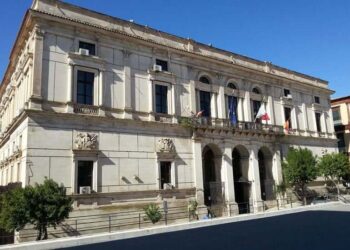 Palazzo del Municipio di Ragusa, sede del Comune, con bandiere italiana, europea e siciliana sul balcone