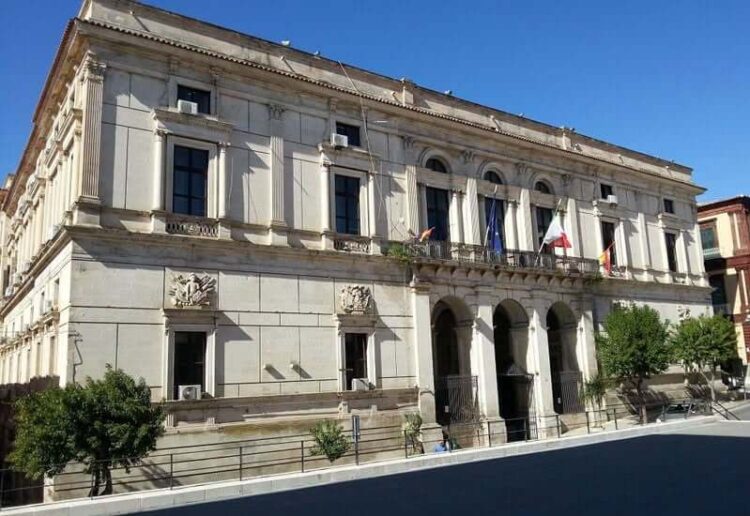 Palazzo del Municipio di Ragusa, sede del Comune, con bandiere italiana, europea e siciliana sul balcone