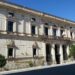 Palazzo del Municipio di Ragusa, sede del Comune, con bandiere italiana, europea e siciliana sul balcone