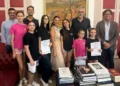 Gruppo di giovani danzatrici con diplomi del Campionato Nazionale FIDA ricevute dal sindaco di Ragusa nello studio municipale