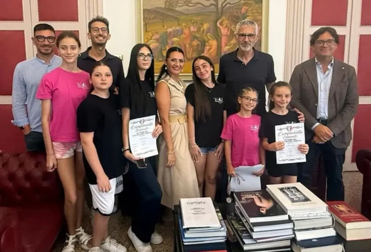 Gruppo di giovani danzatrici con diplomi del Campionato Nazionale FIDA ricevute dal sindaco di Ragusa nello studio municipale