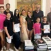 Gruppo di giovani danzatrici con diplomi del Campionato Nazionale FIDA ricevute dal sindaco di Ragusa nello studio municipale