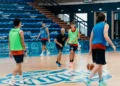 Il tecnico Gianni Recupido segue l'allenamento dei giocatori della Virtus Ragusa in palestra