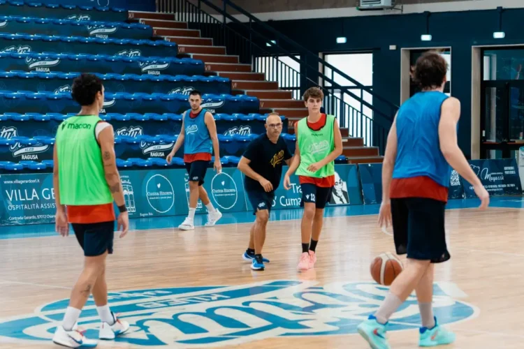 Il tecnico Gianni Recupido segue l'allenamento dei giocatori della Virtus Ragusa in palestra