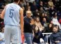Coach Gianni Recupido impartisce istruzioni a un giocatore della Virtus Ragusa durante una partita al palazzetto