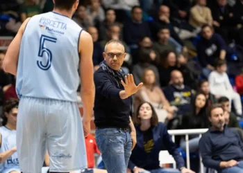 Coach Gianni Recupido impartisce istruzioni a un giocatore della Virtus Ragusa durante una partita al palazzetto