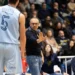 Coach Gianni Recupido impartisce istruzioni a un giocatore della Virtus Ragusa durante una partita al palazzetto