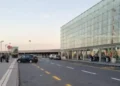 Area esterna del terminal dell'aeroporto di Catania con auto, passeggeri e ingresso della struttura
