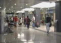 Passeggeri con bagagli nell’area partenze dell’aeroporto di Comiso
