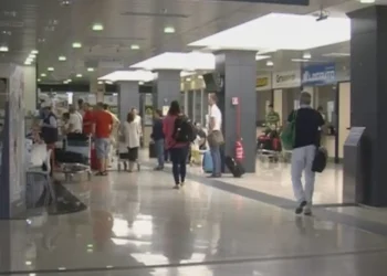 Passeggeri con bagagli nell’area partenze dell’aeroporto di Comiso