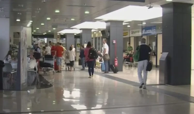 Passeggeri con bagagli nell’area partenze dell’aeroporto di Comiso