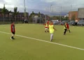 Un gruppo di ragazzi si allena su un campo da calcio a cinque con casacche gialle e rosse