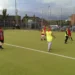 Un gruppo di ragazzi si allena su un campo da calcio a cinque con casacche gialle e rosse