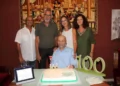 Giuseppe festeggia 100 anni a Ragusa davanti alla torta con il numero 100, insieme ad alcuni familiari