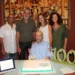 Giuseppe festeggia 100 anni a Ragusa davanti alla torta con il numero 100, insieme ad alcuni familiari