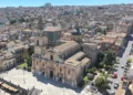 Vista aerea del Duomo di San Giovanni Battista e del centro storico di Ragusa, con Corso Italia sullo sfondo