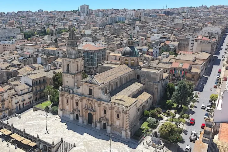 Vista aerea del Duomo di San Giovanni Battista e del centro storico di Ragusa, con Corso Italia sullo sfondo