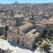 Vista aerea del Duomo di San Giovanni Battista e del centro storico di Ragusa, con Corso Italia sullo sfondo