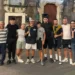 Cinque uomini in maglia azzurra con una coppa dopo il torneo di calcio balilla umano a Monterosso Almo