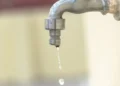Rubinetto da cui gocciola acqua, immagine collegata all’interruzione idrica di Sampieri