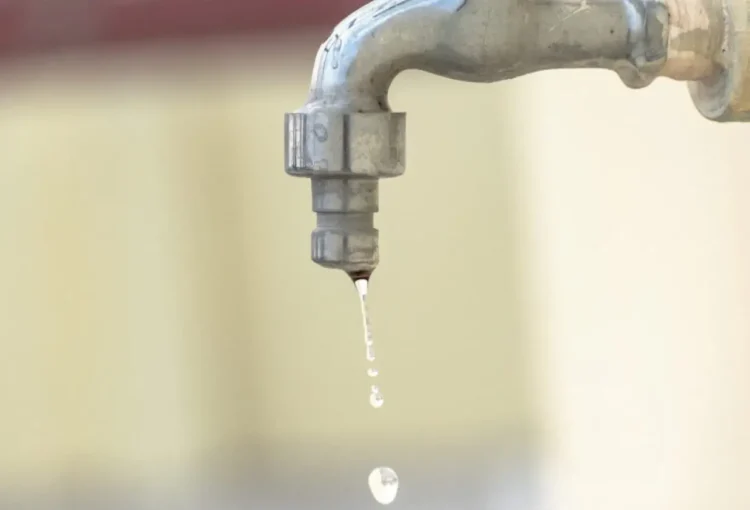 Rubinetto da cui gocciola acqua, immagine collegata all’interruzione idrica di Sampieri