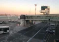 Piazzale e torre di controllo dell'aeroporto di Catania, aerei e ponte di imbarco