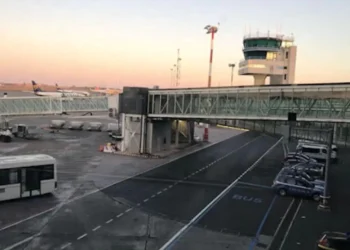 Piazzale e torre di controllo dell'aeroporto di Catania, aerei e ponte di imbarco