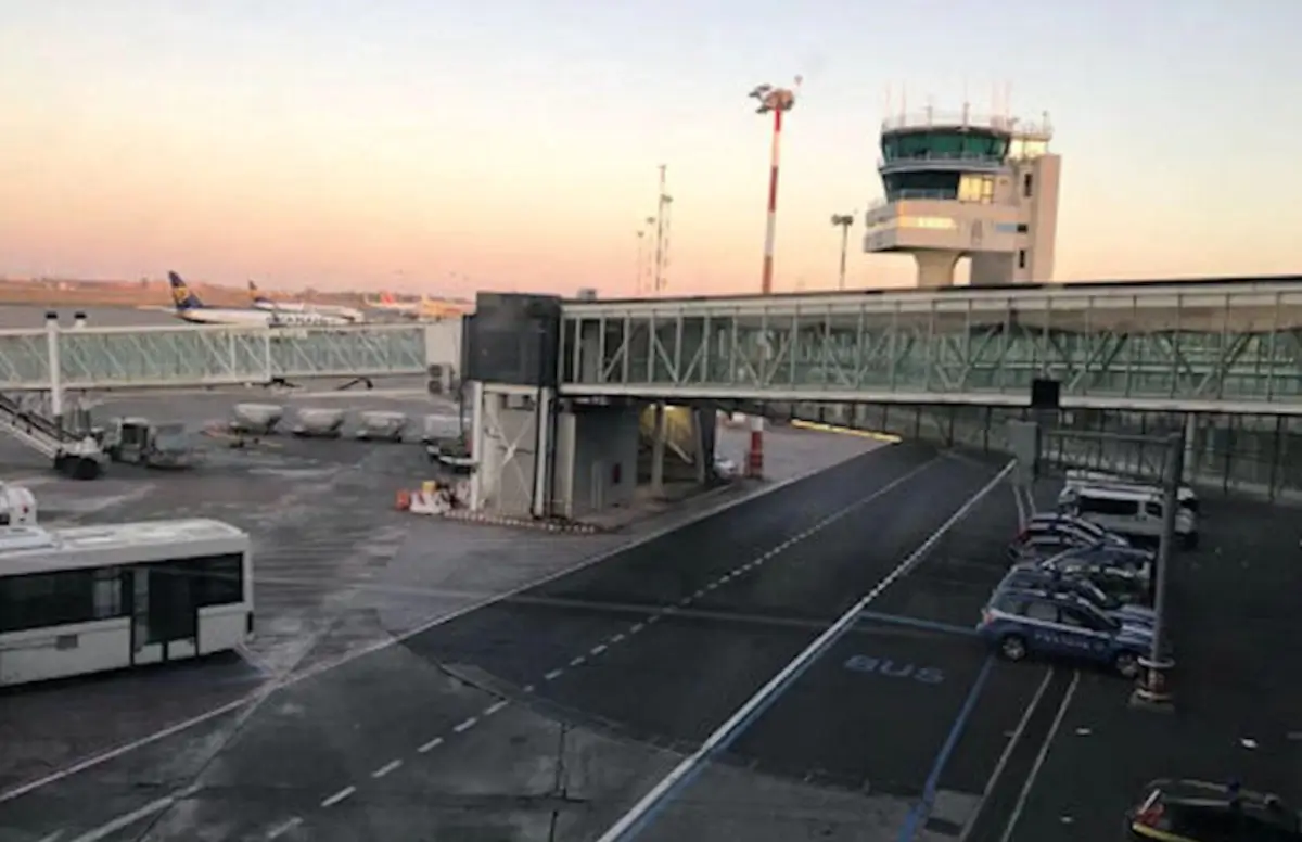Piazzale e torre di controllo dell'aeroporto di Catania, aerei e ponte di imbarco