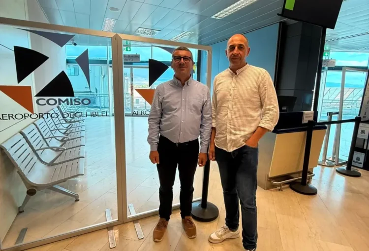 Due sindacalisti della CGIL nell'area d'imbarco dell'aeroporto di Comiso, davanti al gate 3 con le sedute d'attesa
